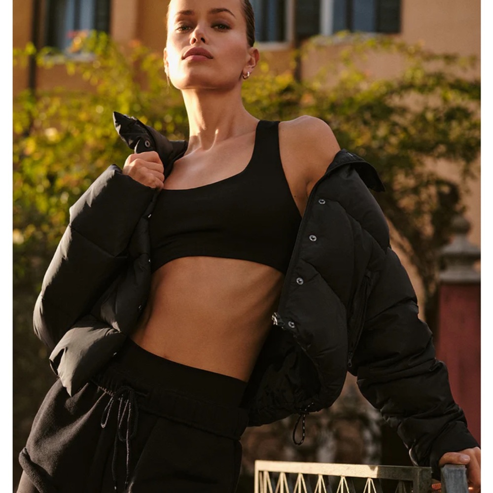 Alo gold rush puffer in black